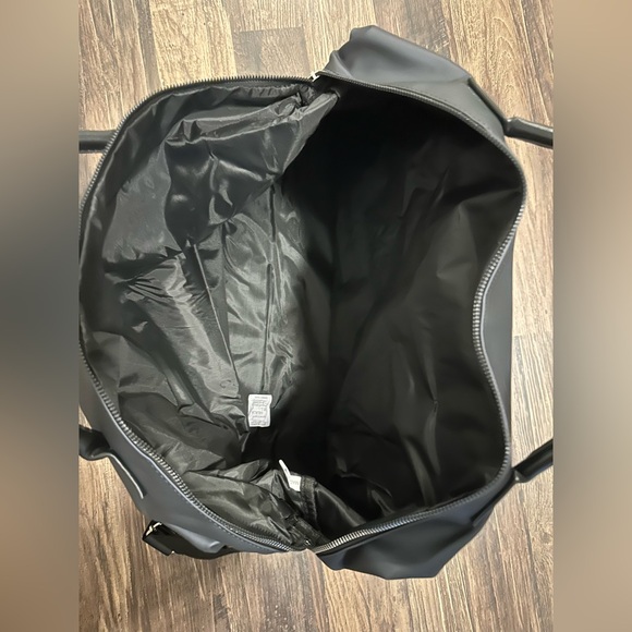 Navy Vince Camuto Weekend Duffle Bag NWT - Picture 6 of 6